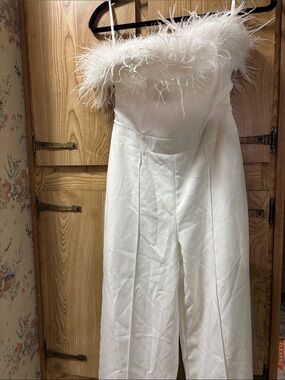 White jumpsuit chic feather-trimmed strapless size 4